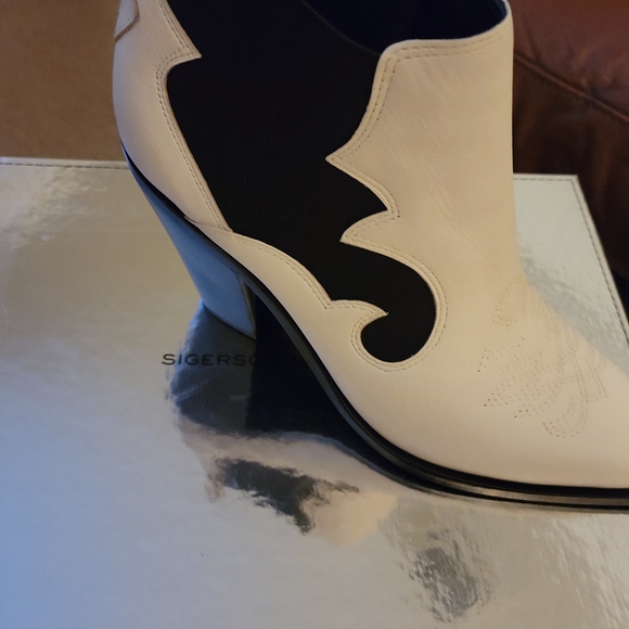 Women Booties Wht/Blk - Picture 4 of 5